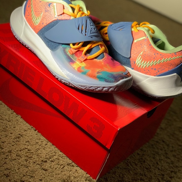 KYRIE LOW 3 (Atomic Pink/Stone Blue)